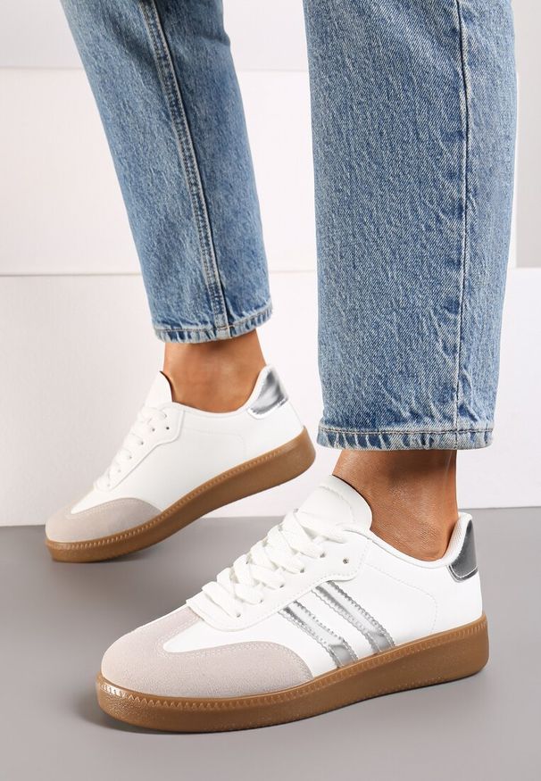 Renee - Srebrne Sneakersy na Płaskiej Podeszwie z Geometrycznym Zdobieniem Irinis. Nosek buta: okrągły. Zapięcie: sznurówki. Kolor: biały. Wzór: aplikacja, geometria. Obcas: na płaskiej podeszwie. Wysokość obcasa: niski
