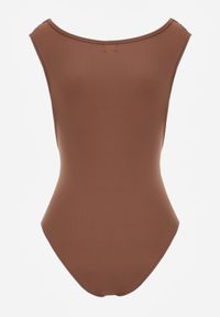 Born2be - Brązowe Body Bez Rękawów z Kopertowym Dekoltem Neaniethra. Okazja: na co dzień. Typ kołnierza: dekolt w serek. Kolor: brązowy. Materiał: jeans, materiał. Długość rękawa: bez rękawów. Styl: casual #2