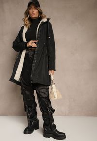 Renee - Czarna Kurtka Parka w Stylu Casual Ocieplana Futerkiem Olleania. Okazja: na co dzień. Kolor: czarny. Materiał: futro. Wzór: aplikacja. Styl: casual #5