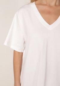 Born2be - Biały T-shirt z Bawełny z Trójkątnym Dekoltem Siliphe. Okazja: do pracy, na co dzień, na spotkanie biznesowe. Kolor: biały. Materiał: bawełna. Styl: elegancki, biznesowy, casual #4