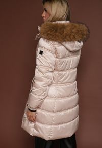 Renee - Beżowa Pikowana Kurtka o Długim Fasonie z Odpinanym Kapturem z Futerkiem Fenalda. Okazja: na spacer. Kolor: beżowy. Materiał: futro. Długość: długie. Styl: elegancki #4