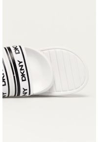 DKNY - Dkny Klapki damskie kolor biały. Kolor: biały. Materiał: materiał, guma. Obcas: na obcasie. Wysokość obcasa: niski