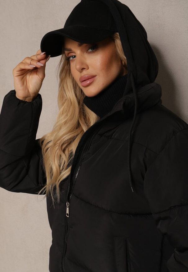 Renee - Czarna Pikowana Kurtka z Odpinanym Kapturem Miarisa. Okazja: do pracy, na co dzień. Kolor: czarny. Materiał: jeans. Wzór: aplikacja. Styl: klasyczny, elegancki, casual
