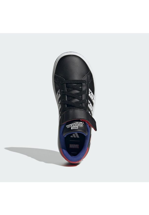 Buty Adidas Marvel Grand Court Spider-Man Kids. Kolor: biały, wielokolorowy, niebieski, czarny. Materiał: materiał. Wzór: motyw z bajki