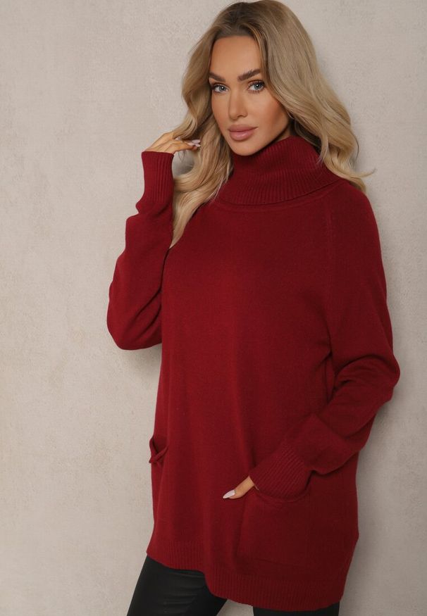 Renee - Bordowy Casualowy Golf z Domieszką Wiskozy Ozdobiony Małymi Kieszeniami Viasya. Okazja: na co dzień. Typ kołnierza: golf. Kolekcja: plus size. Kolor: czerwony. Długość: długie. Wzór: aplikacja. Materiał: wiskoza. Długość rękawa: długi rękaw. Styl: casual