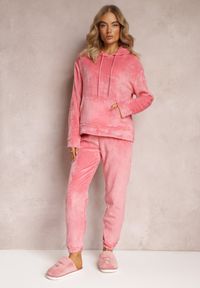 Renee - Różowy 2-częściowy Pluszowy Komplet Piżamowy z Bluzą Kangurką i Spodniami Jogger Vegame. Kolor: różowy. Materiał: dzianina #4