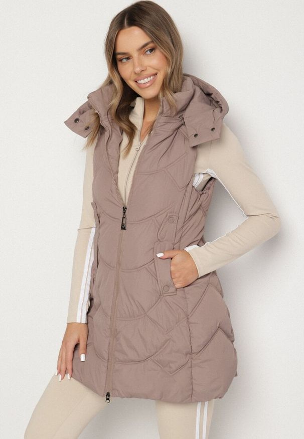 Born2be - Ciemnobeżowa Kamizelka z Odpinanym Kapturem Ozdobiona Pikowaniem Tulira. Okazja: na co dzień. Kolor: beżowy. Materiał: jeans. Wzór: aplikacja. Styl: klasyczny, casual, elegancki