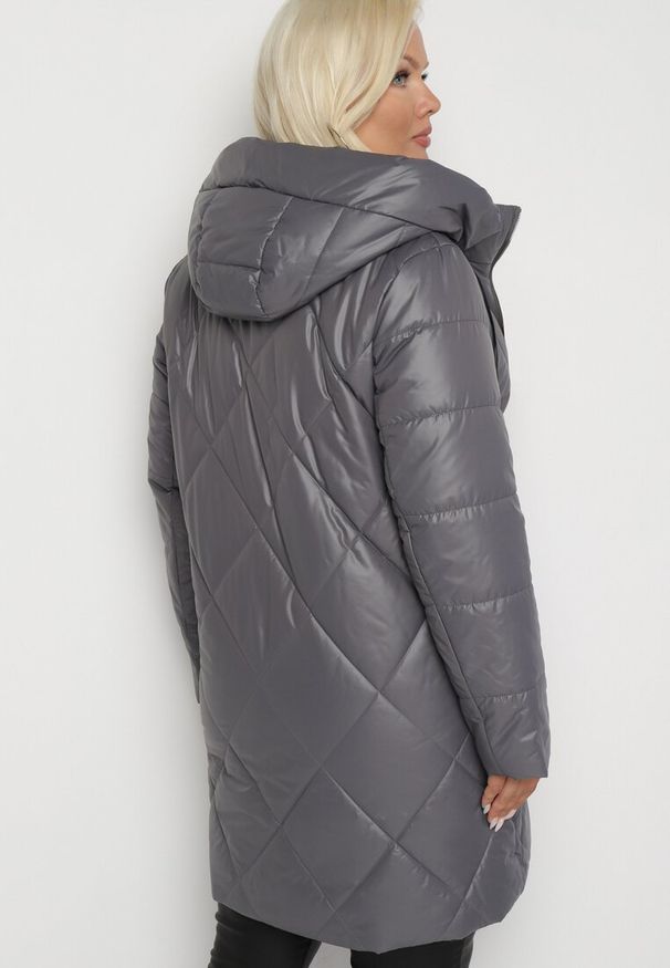 Born2be - Ciemnoszara Długa Pikowana Kurtka z Kapturem i Dwustronnym Suwakiem Eritha. Okazja: na co dzień. Typ kołnierza: kaptur. Kolekcja: plus size. Kolor: szary. Materiał: jeans. Długość rękawa: długi rękaw. Długość: długie. Styl: elegancki, casual