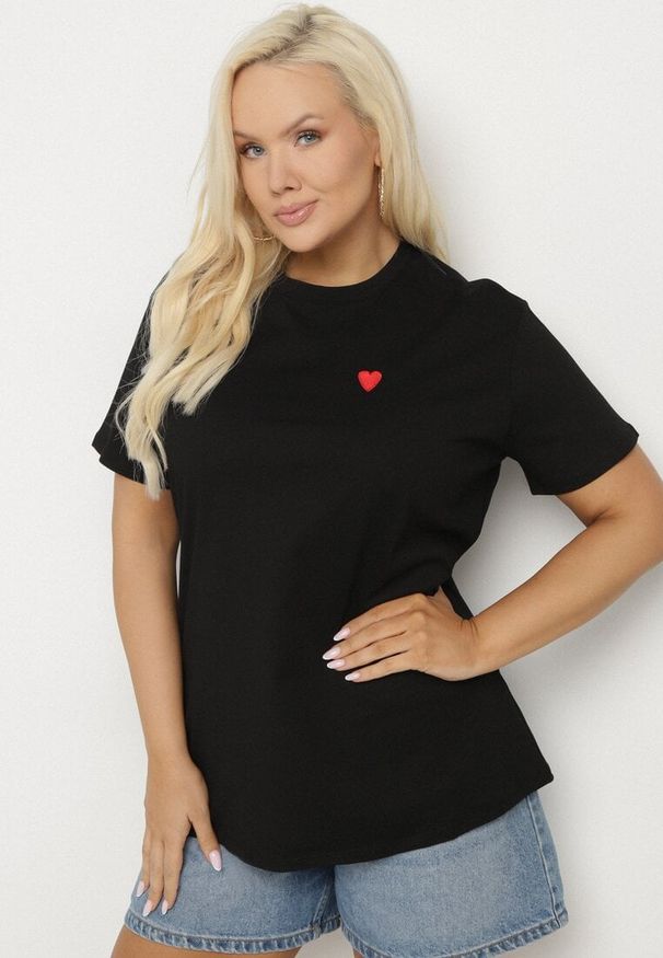 Born2be - Czarny Bawełniany T-shirt Ozdobiony Sercem Tolianee. Okazja: na co dzień. Kolor: czarny. Materiał: bawełna. Wzór: aplikacja. Styl: klasyczny, casual