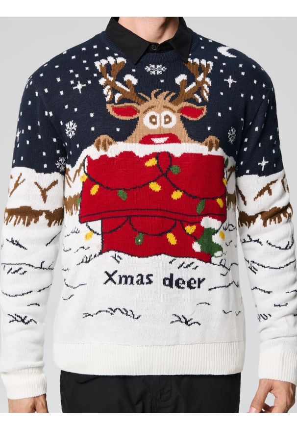 Sinsay - Świąteczny sweter z reniferem i świecącymi lampkami - granatowy. Kolor: niebieski. Długość rękawa: długi rękaw. Długość: długie. Wzór: nadruk. Styl: wizytowy