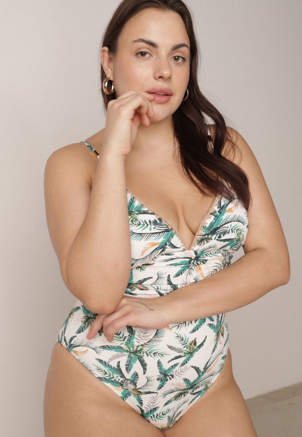 Born2be - Biało-Zielony Strój Kąpielowy w Liściasty Wzór Corravia. Kolekcja: plus size. Kolor: beżowy