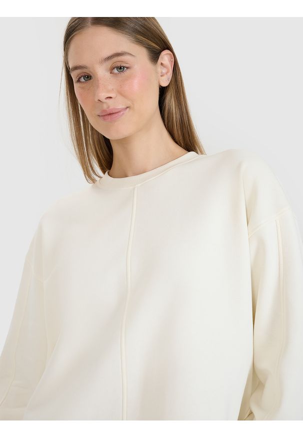 4f - 4F Bluza dresowa oversize nierozpinana bez kaptura damska - biała S. Okazja: na co dzień. Typ kołnierza: bez kaptura. Kolor: biały. Materiał: dresówka. Wzór: ze splotem, gładki. Styl: casual, sportowy