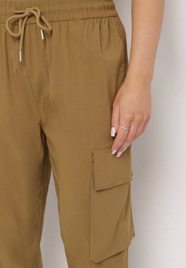 Born2be - Zielone Spodnie z Bawełną Typu Cargo z Wysokim Stanem Koloriela. Okazja: na co dzień. Stan: podwyższony. Kolor: zielony. Materiał: bawełna. Styl: casual, klasyczny, elegancki