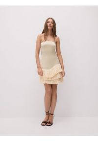 Reserved - Sukienka bandeau z frędzlami - kremowy. Kolor: kremowy. Materiał: wiskoza, len