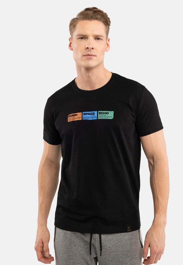 Volcano - T-shirt z printem T-ECHO. Kolor: czarny. Materiał: materiał, bawełna. Wzór: nadruk. Styl: klasyczny, wizytowy