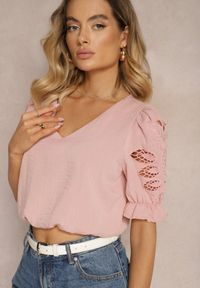 Renee - Różowa Bluzka Koszulowa z Ozdobnym Rękawem i Trójkątnym Dekoltem Janesta. Okazja: na co dzień. Kolor: różowy. Materiał: jeans, materiał. Styl: casual, wizytowy