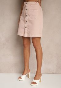 Renee - Różowa Jeansowa Spódnica z Bawełny High Waist Ozdobiona Guzikami Lilinelle. Okazja: na co dzień. Stan: podwyższony. Kolor: różowy. Materiał: bawełna, jeans. Wzór: aplikacja. Styl: klasyczny, elegancki, casual