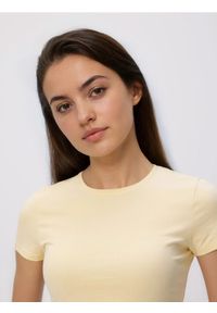 Reserved - T-shirt slim fit - jasnożółty. Kolor: żółty. Materiał: dzianina, bawełna