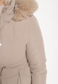 Born2be - Beżowa Kurtka Pikowana o Długim Kroju z Kapturem z Futrem Ściągana w Talii Mazilie. Typ kołnierza: kaptur. Kolor: beżowy. Materiał: futro. Długość rękawa: długi rękaw. Długość: długie. Styl: elegancki #3