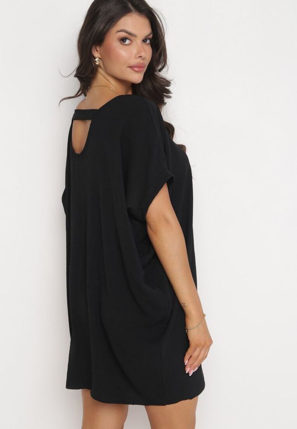 Born2be - Czarna Mini Sukienka z Krótkim Rękawem o Fasonie Nietoperza Kharson. Kolor: czarny. Długość rękawa: krótki rękaw. Styl: boho. Długość: mini
