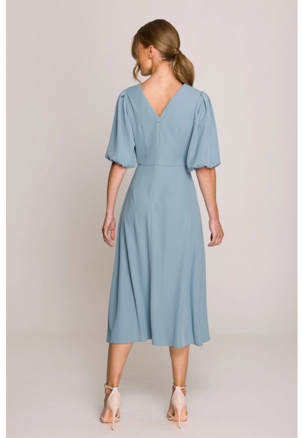 Stylove - Elegancka sukienka koktajlowa z bufiastymi rękawami błękitna. Kolor: niebieski. Styl: elegancki, wizytowy