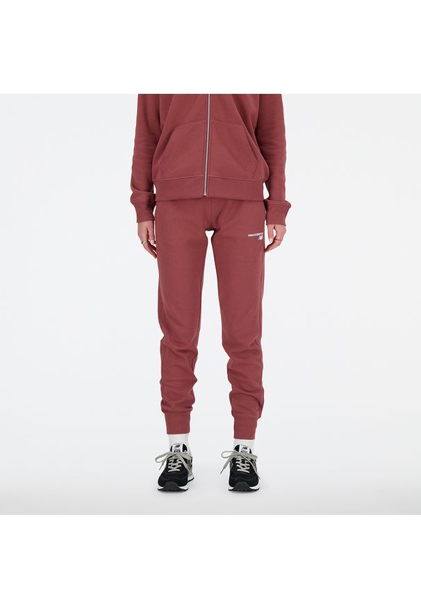 Spodnie damskie New Balance WP03805WAD – różowe. Kolor: różowy. Materiał: dresówka, bawełna, poliester. Wzór: haft