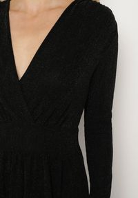 Born2be - Czarna Taliowana Sukienka z Wiskozą o Rozkloszowanym Kroju Zdobiona Metaliczną Nicią Mesinae. Okazja: do pracy, na spotkanie biznesowe. Typ kołnierza: dekolt w kształcie V. Kolor: czarny. Materiał: wiskoza. Długość rękawa: długi rękaw. Wzór: aplikacja. Typ sukienki: rozkloszowane. Styl: wizytowy, glamour, elegancki, biznesowy #7