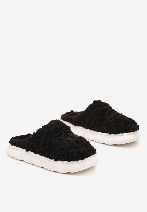 Born2be - Czarne Kapcie z Futerkiem na Grubej Piankowej Podeszwie Naritua. Okazja: na co dzień, do domu. Kolor: czarny. Materiał: futro. Styl: klasyczny, casual