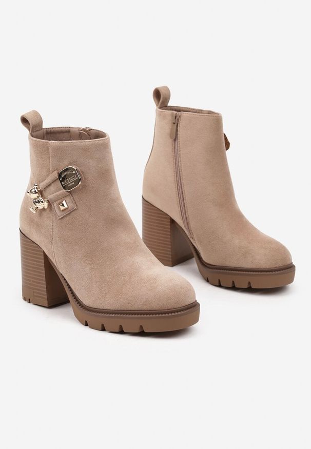 Born2be - Ciemnobeżowe Botki na Obcasie z Ozdobnymi Aplikacjami Gemilda. Okazja: na co dzień. Kolor: beżowy. Materiał: jeans. Wzór: aplikacja. Obcas: na obcasie. Styl: klasyczny, elegancki, wizytowy, casual. Wysokość obcasa: średni