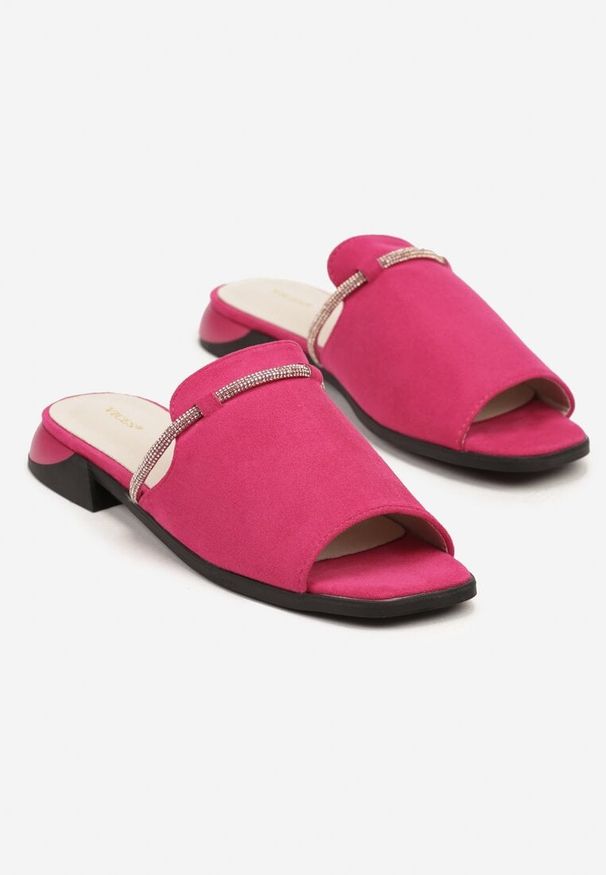 Renee - Fuksjowe Klapki Vices z Cyrkoniami Tilindrea. Kolor: różowy. Wzór: aplikacja. Styl: elegancki