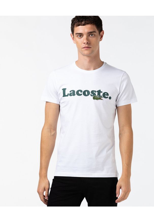 Lacoste - LACOSTE - Biały t-shirt z nadrukiem logo Regular Fit. Kolor: biały. Materiał: jeans, bawełna. Wzór: nadruk. Styl: klasyczny, sportowy