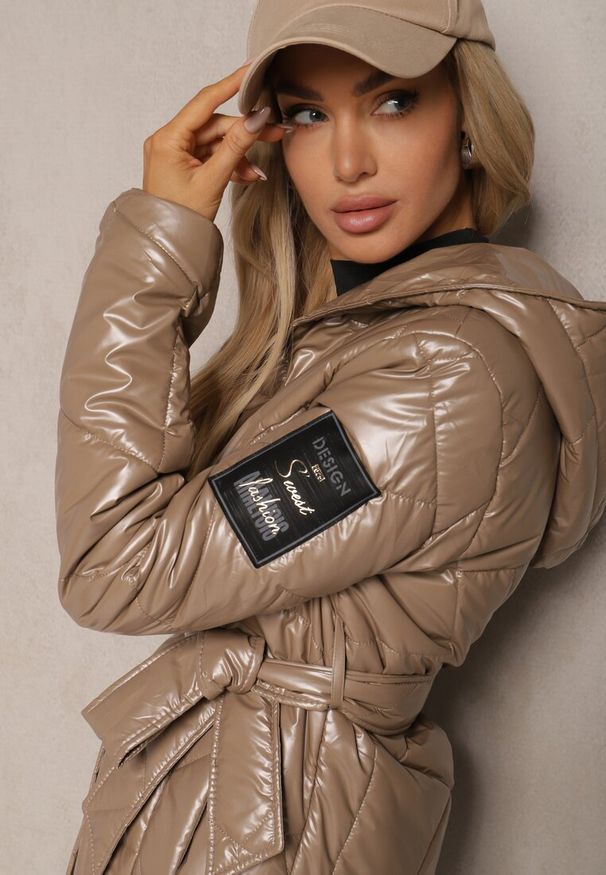 Renee - Beżowa Pikowana Kurtka z Kapturem i Wiązanym Paskiem Beliola. Okazja: na co dzień. Typ kołnierza: kaptur. Kolor: beżowy. Materiał: jeans. Styl: wizytowy, elegancki, casual