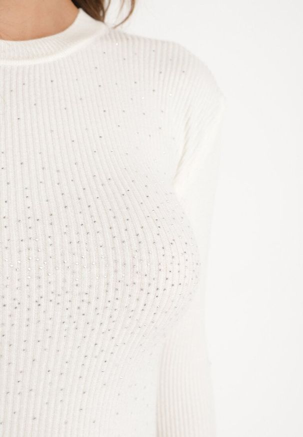 Born2be - Biały Sweter Prążkowany z Cyrkoniami Romivra. Okazja: na co dzień. Kolor: biały. Materiał: prążkowany. Długość rękawa: długi rękaw. Długość: długie. Styl: casual, elegancki