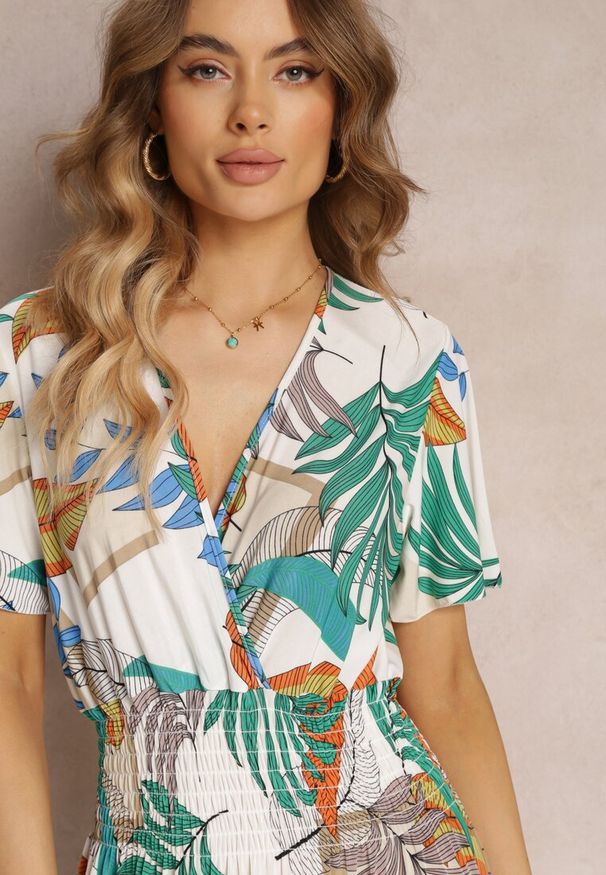 Renee - Biała Rozkloszowana Sukienka z Marszczonymi Gumkami w Talii i Krótkim Rękawem Laily. Okazja: na co dzień. Typ kołnierza: dekolt w serek. Kolor: biały. Długość rękawa: krótki rękaw. Typ sukienki: kopertowe. Styl: casual, elegancki