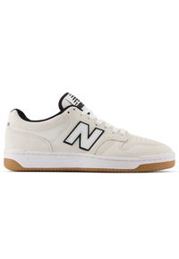 Buty męskie New Balance Numeric NM480SWG – beżowe. Kolor: beżowy. Materiał: guma, skóra, zamsz, dresówka, materiał, syntetyk. Szerokość cholewki: normalna. Wzór: nadruk. Sport: bieganie