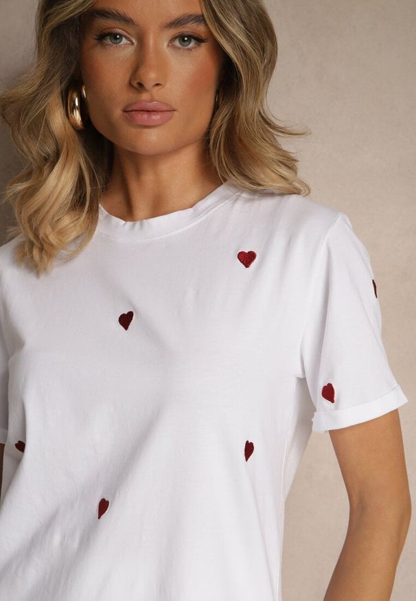Renee - Biało-Czerwony Bawełniany T-shirt z Motywem Serc Aramiraa. Okazja: na co dzień. Kolor: biały. Materiał: bawełna. Styl: casual