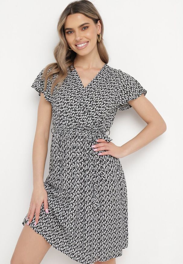 Born2be - Czarna Sukienka z Kopertowym Dekoltem Wiązanym Paskiem i Gumką w Talii z Wiskozy Canbra. Kolor: czarny. Materiał: wiskoza. Sezon: lato. Typ sukienki: kopertowe