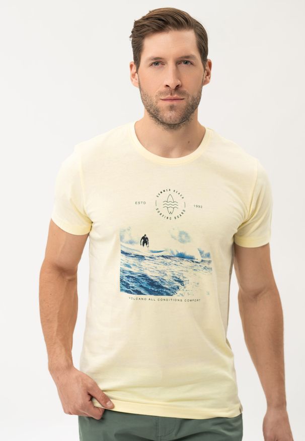 Volcano - T-shirt z grafiką surferską T-BOARD. Okazja: na plażę. Materiał: włókno, skóra, bawełna, jeans. Długość rękawa: krótki rękaw. Długość: krótkie. Wzór: nadruk. Sezon: lato. Styl: klasyczny, wakacyjny, sportowy