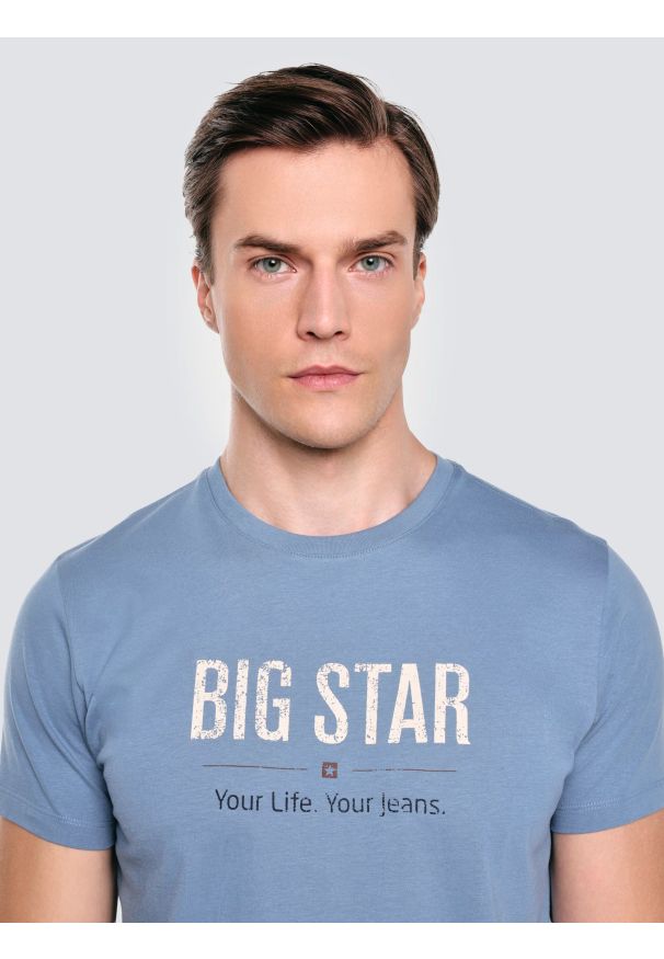 Big-Star - Koszulka męska o klasycznym kroju niebieska Bruno 400. Okazja: na co dzień. Kolor: niebieski. Materiał: jeans, bawełna. Długość rękawa: krótki rękaw. Długość: krótkie. Wzór: nadruk. Styl: klasyczny