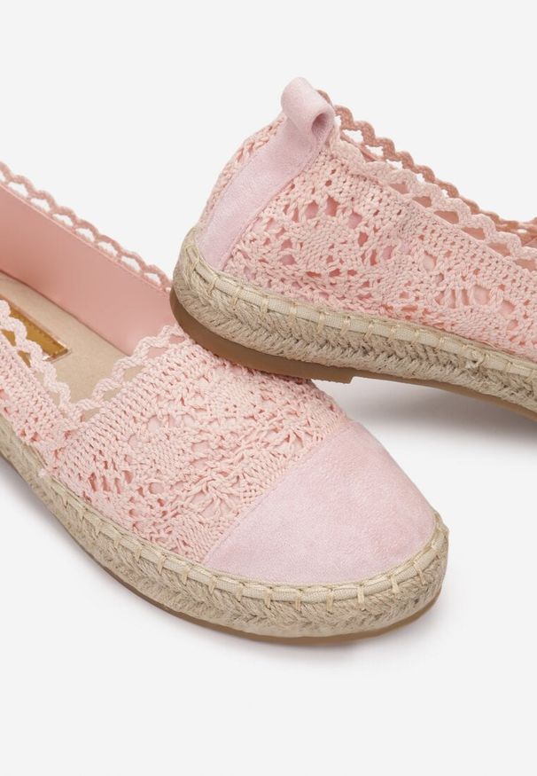 Renee - Różowe Espadryle Vylixis. Okazja: na co dzień. Nosek buta: okrągły. Zapięcie: bez zapięcia. Kolor: różowy. Szerokość cholewki: normalna. Wzór: aplikacja, gładki, ażurowy, kwiaty, haft. Materiał: materiał, len. Sezon: lato. Styl: casual