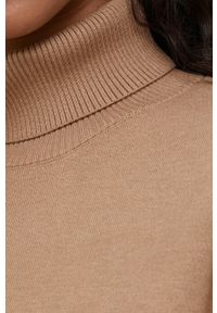 GESTUZ - Gestuz sweter damski kolor beżowy lekki z golfem. Okazja: na co dzień. Typ kołnierza: golf. Kolor: beżowy. Materiał: dzianina, materiał, wiskoza. Długość rękawa: długi rękaw. Długość: długie. Wzór: gładki. Styl: casual #2