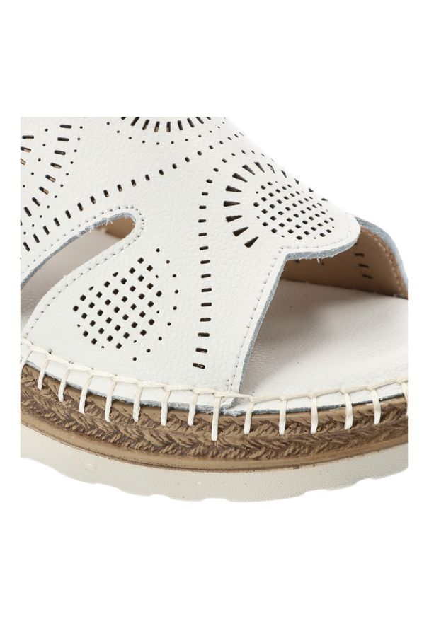 Sandały damskie S.Barski, cholewka ze skóry naturalnej licowej z perforacją z zapięciem na rzep, białe, GR61-5916. Zapięcie: rzepy. Kolor: biały. Materiał: skóra