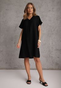 Renee - Czarna Wiskozowa Sukienka Pudełkowa z Dekoltem w Serek Noludig. Typ kołnierza: dekolt w serek. Kolekcja: plus size. Kolor: czarny. Materiał: wiskoza. Typ sukienki: dla puszystych #6