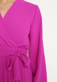 Born2be - Fuksjowa Sukienka Mesyre. Okazja: do pracy, na randkę. Typ kołnierza: dekolt w kształcie V. Kolor: różowy. Materiał: materiał. Typ sukienki: kopertowe, plisowane. Długość: midi #4