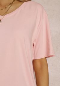 Renee - Jasnoróżowy T-shirt Nikoneus. Typ kołnierza: dekolt w kształcie V. Kolekcja: plus size. Kolor: różowy. Materiał: dzianina. Długość rękawa: krótki rękaw. Długość: krótkie. Wzór: gładki. Styl: klasyczny