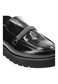 Czarne Półbuty Armodo Eleganckie Buty Damskie. Okazja: na spacer, na spotkanie biznesowe. Zapięcie: pasek. Kolor: czarny. Materiał: lakier, skóra. Wzór: aplikacja. Obcas: na platformie. Styl: elegancki #8