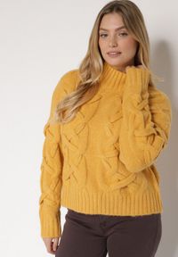 Born2be - Żółty Golf z Domieszką Wełny Zdobiony Oryginalnym Splotem Fedwira. Okazja: na co dzień, do pracy, na spotkanie biznesowe. Typ kołnierza: golf. Kolor: żółty. Materiał: wełna. Wzór: aplikacja, ze splotem. Sezon: zima, jesień. Styl: biznesowy, klasyczny, casual #1