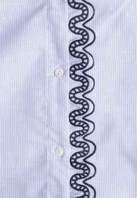 Renee - Niebieska Bawełniana Koszula z Falbanką i Haftem Ostorea. Okazja: na co dzień. Kolor: niebieski. Materiał: bawełna. Wzór: haft. Styl: casual, elegancki #4