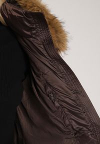 Born2be - Brązowa Kurtka z Pikowanymi Przeszyciami Paskiem i Kapturem z Futrem Lidanessa. Okazja: na co dzień. Kolor: brązowy. Materiał: futro. Styl: casual #3