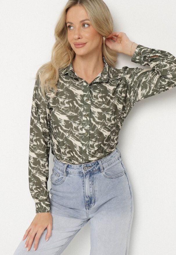 Born2be - Zielona Koszula z Wiskozą o Klasycznym Kroju w Abstrakcyjny Wzór Darenia. Okazja: na co dzień. Typ kołnierza: dekolt w kształcie V. Kolor: zielony. Materiał: wiskoza. Długość rękawa: długi rękaw. Długość: długie. Styl: klasyczny